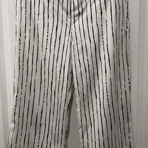Women’s Chico’s Striped Black and White Trouser Style Pant. Chico’s 0.5 = S/ 6